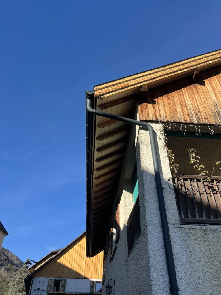 Chantier maison de charpente | zinguerie en Haute Savoie